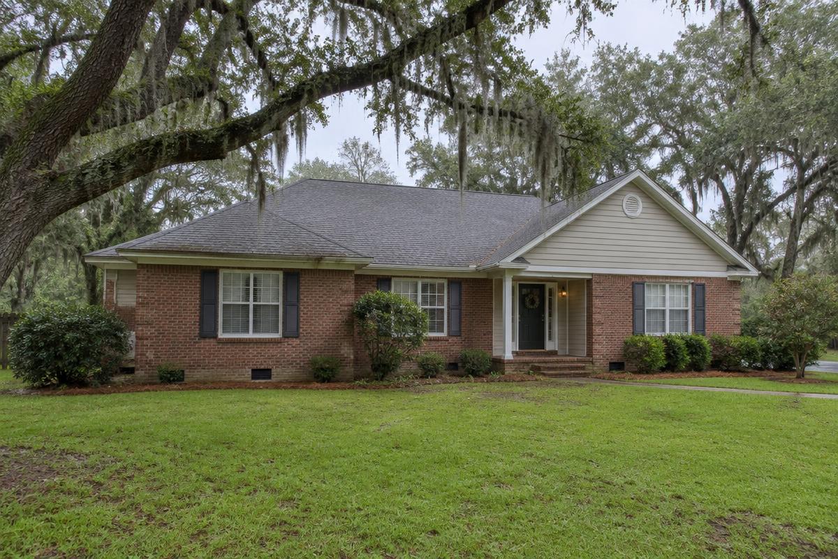 North Florida brick ranch home with crawl space foundation vents under mossy live oaks